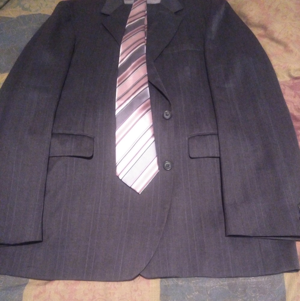 Charcoal Gray Big Cut 50L 2 Button Suit. Pants are 44/32. Flat Front
